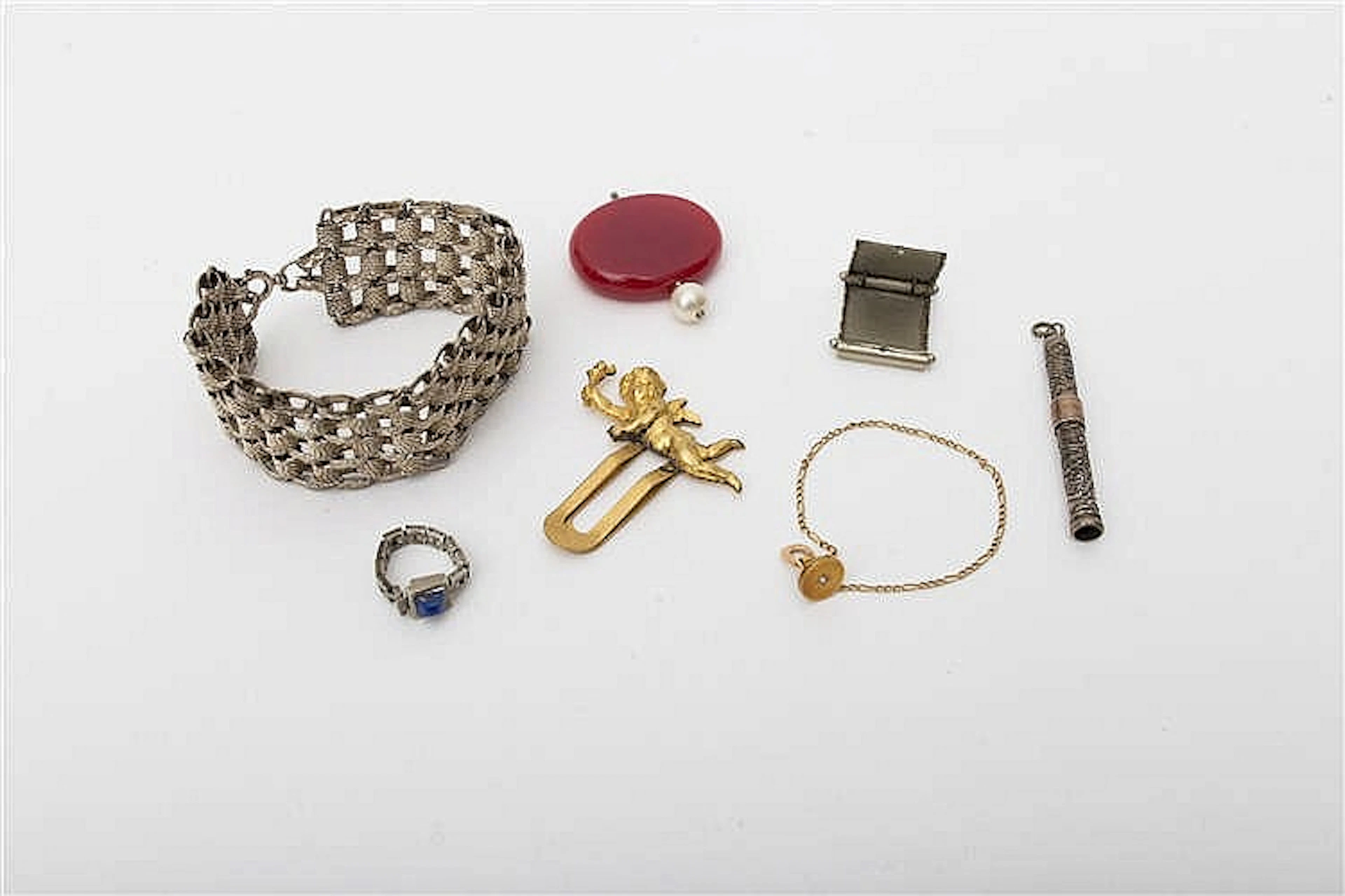 Lot of 7 pieces of jewelry and accessories