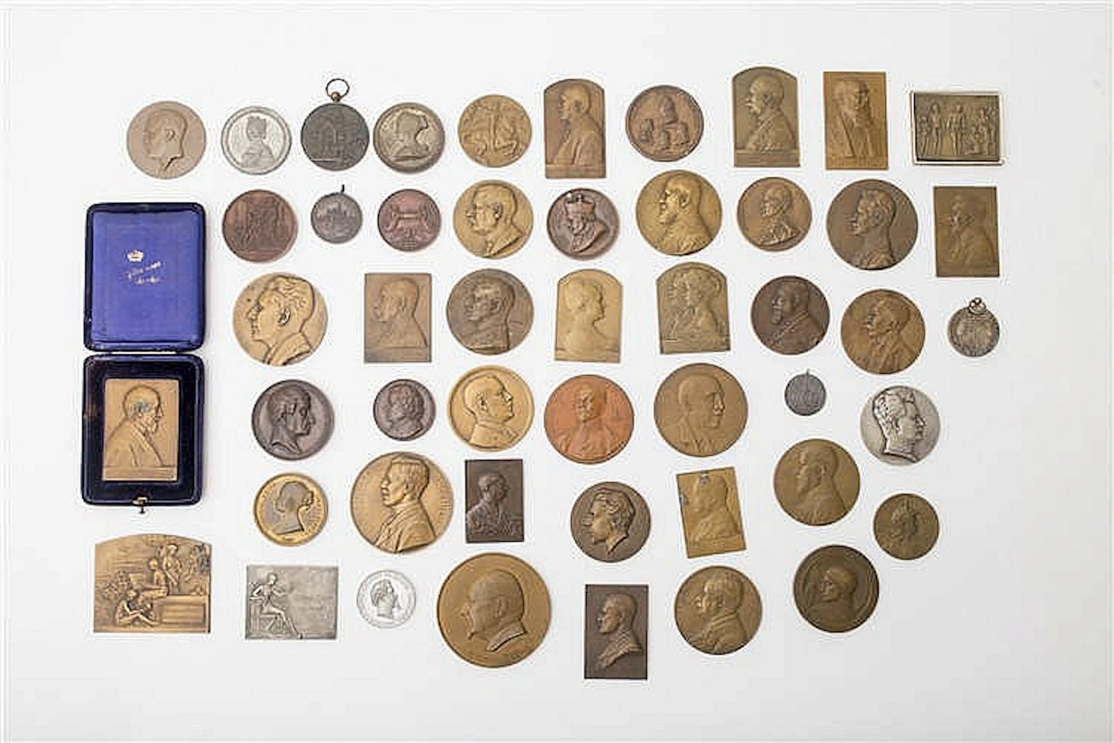 BELGIUM, assortment of medals and plaquettes in bronze