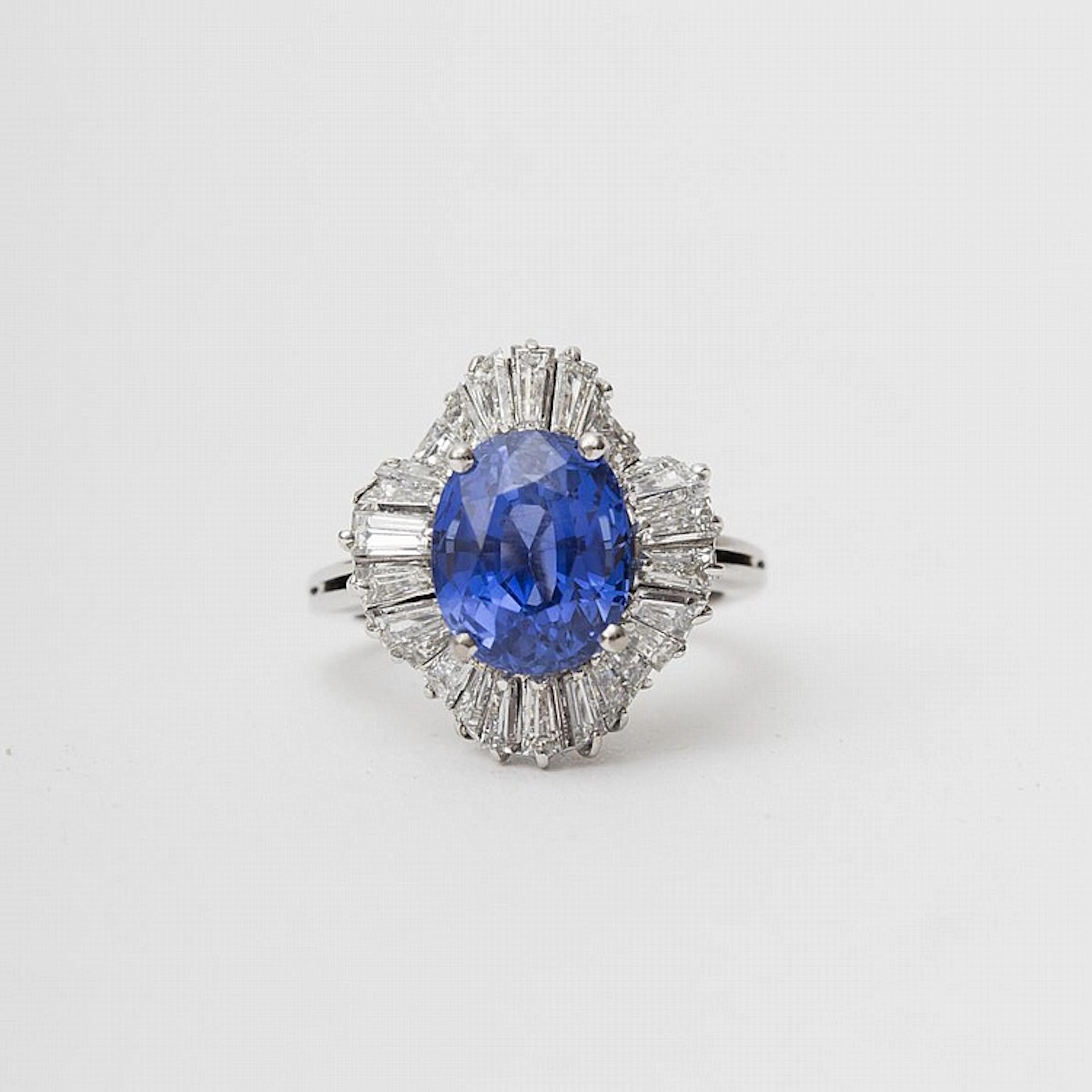 Ballerina ring 18K white gold set in the centre with a...