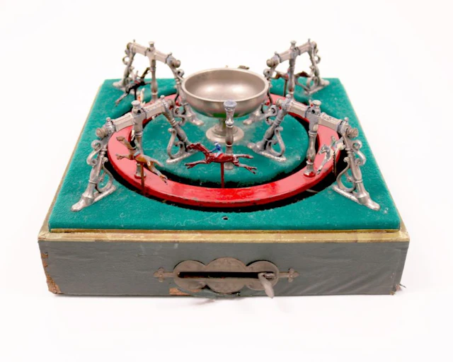 Mechanical horse racing set