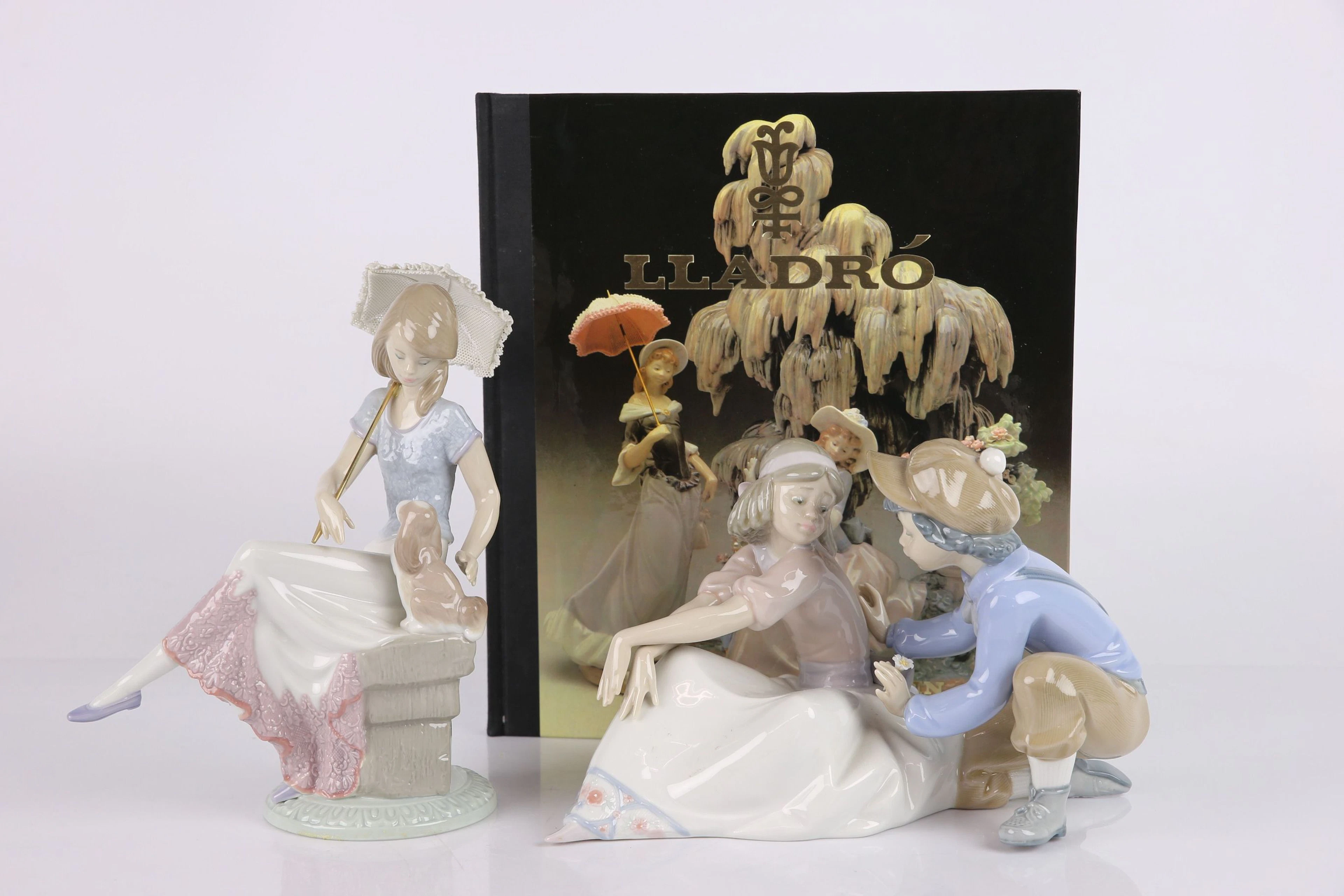 FIGURINER, 2 st, samt BOK, "The art of porcelain", Lladro, Spanien