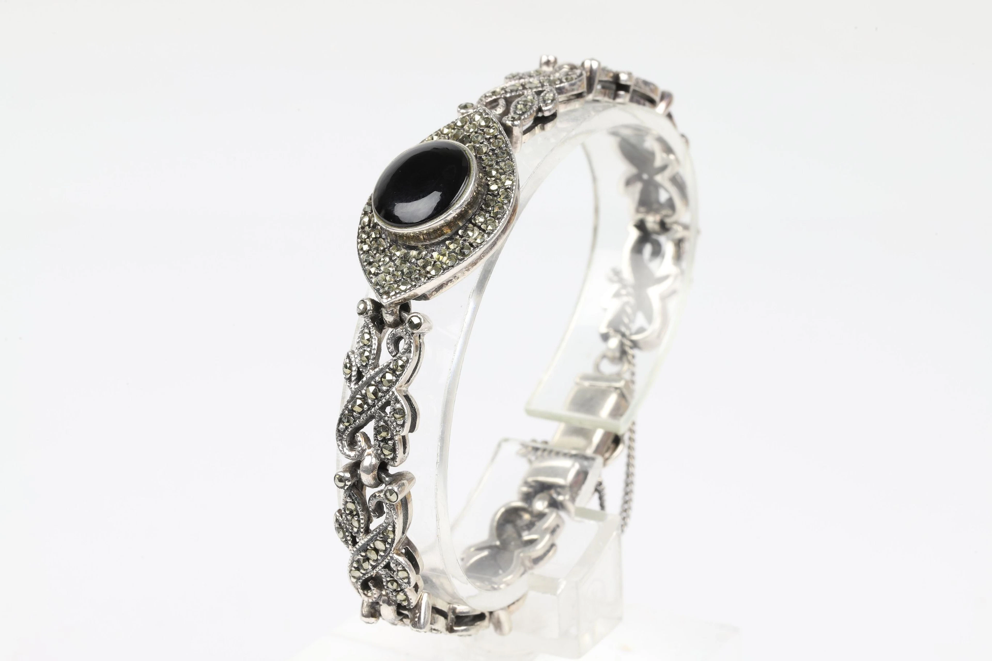ARMBAND med onyx och markasiter, silver, ca 28,2 g