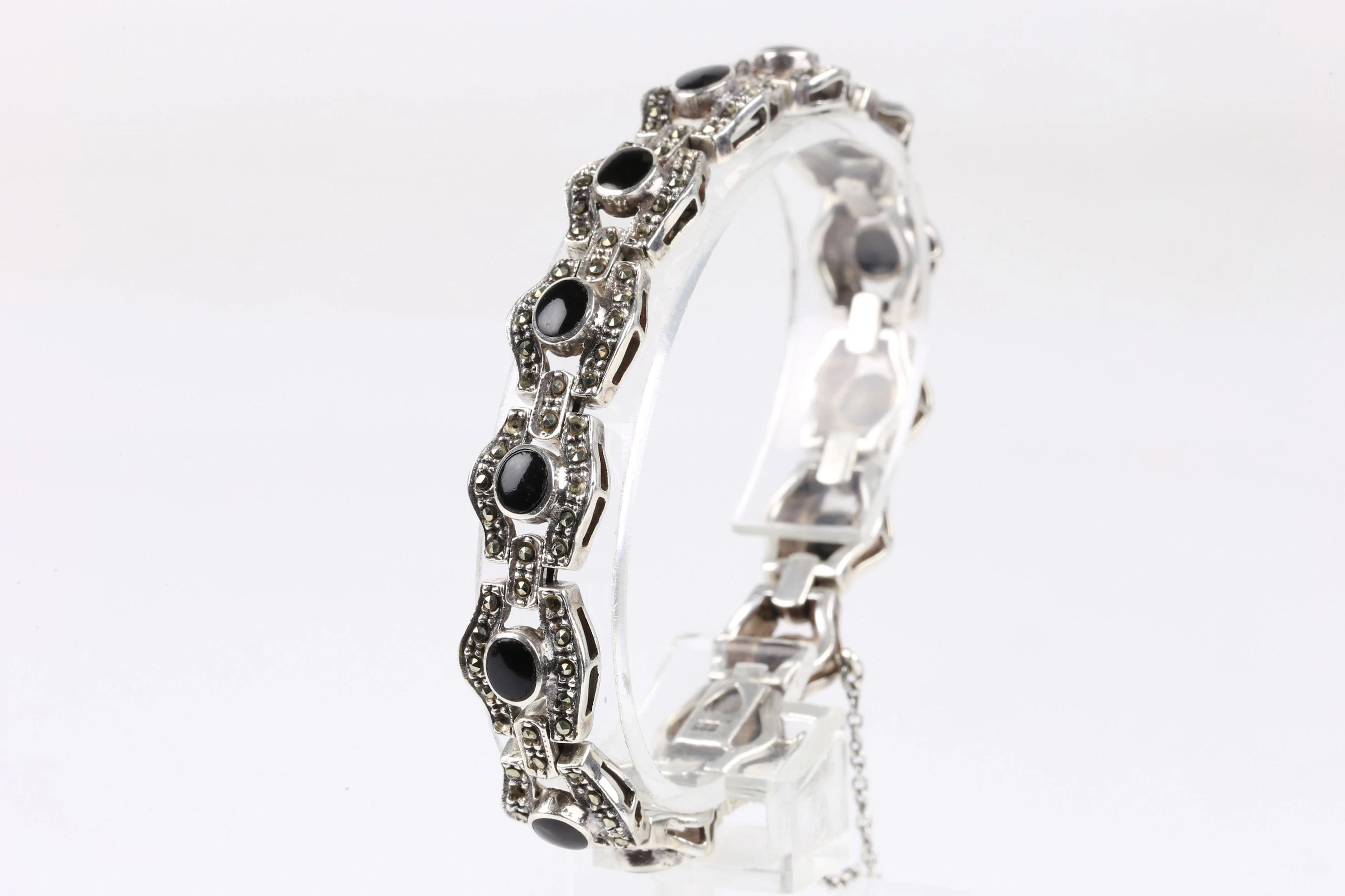 ARMBAND med cabochonslipad onyx och markasiter, silver, ca 30,1 g