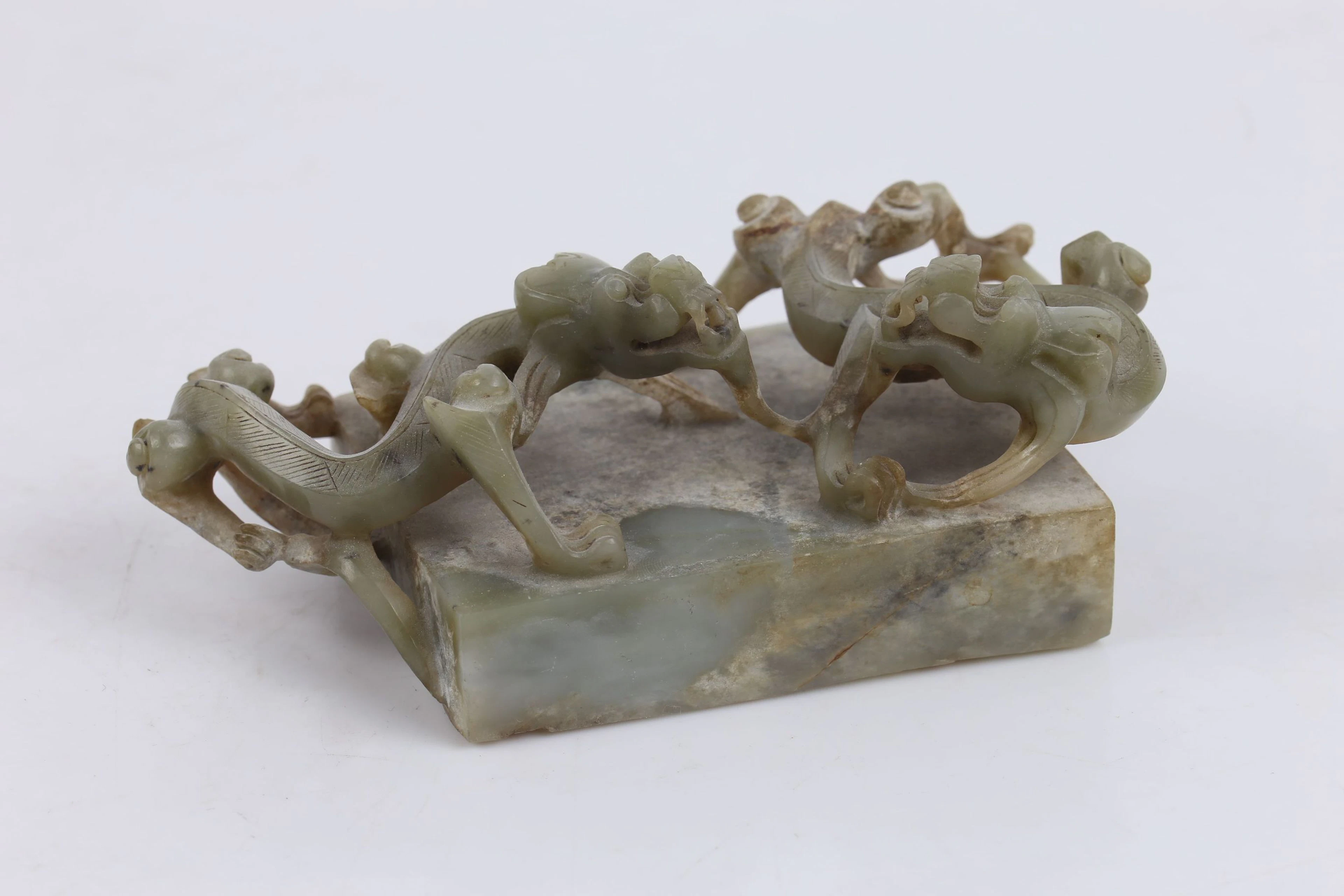 SKULPTUR, motiv av drakar, jade-liknande mineral, Kina, 1900-tal