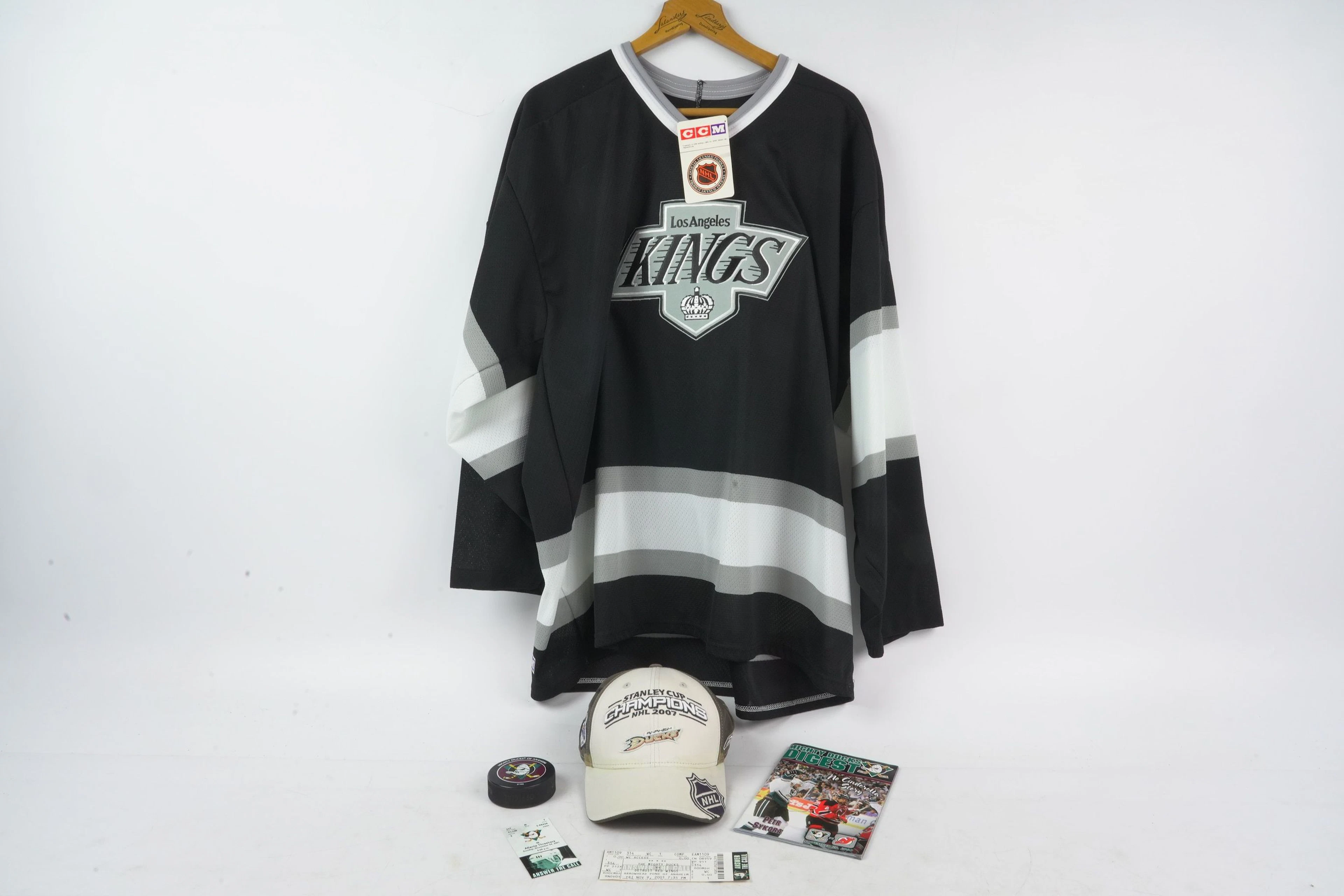 HOCKEYTRÖJA, signerad puck, keps, samt bilaga, NHL
