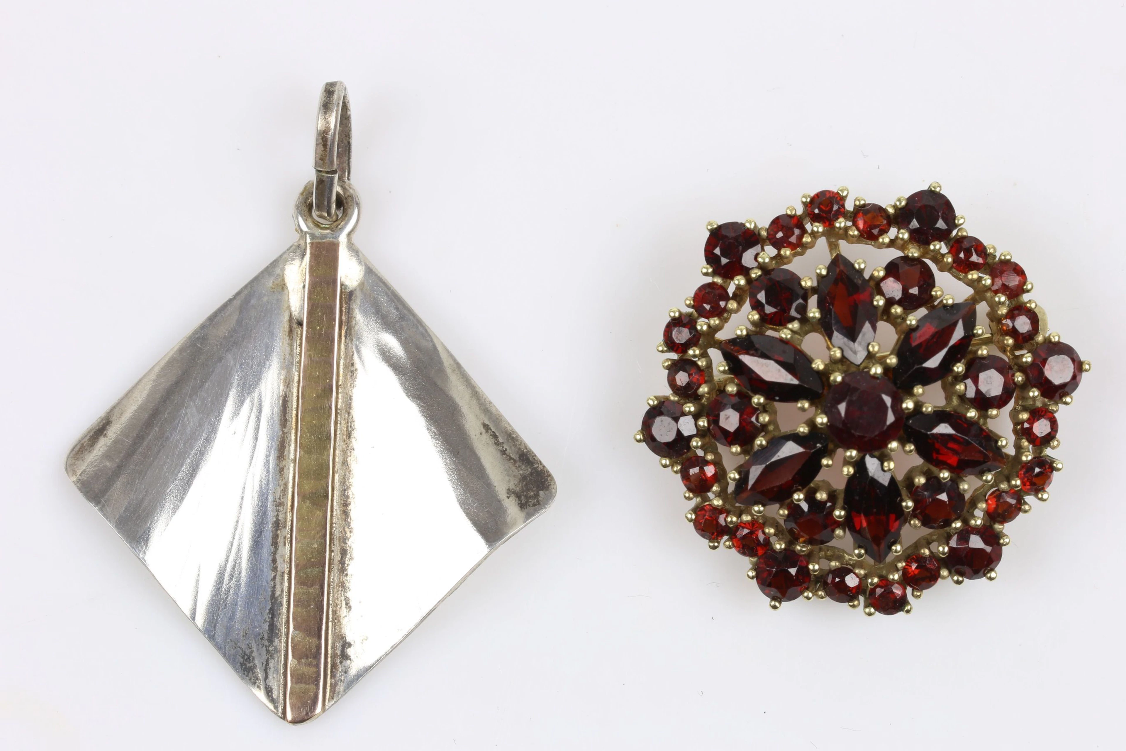 SVEN ROOS, hänge, silver, samt GRANATBROSCH, gulmetall