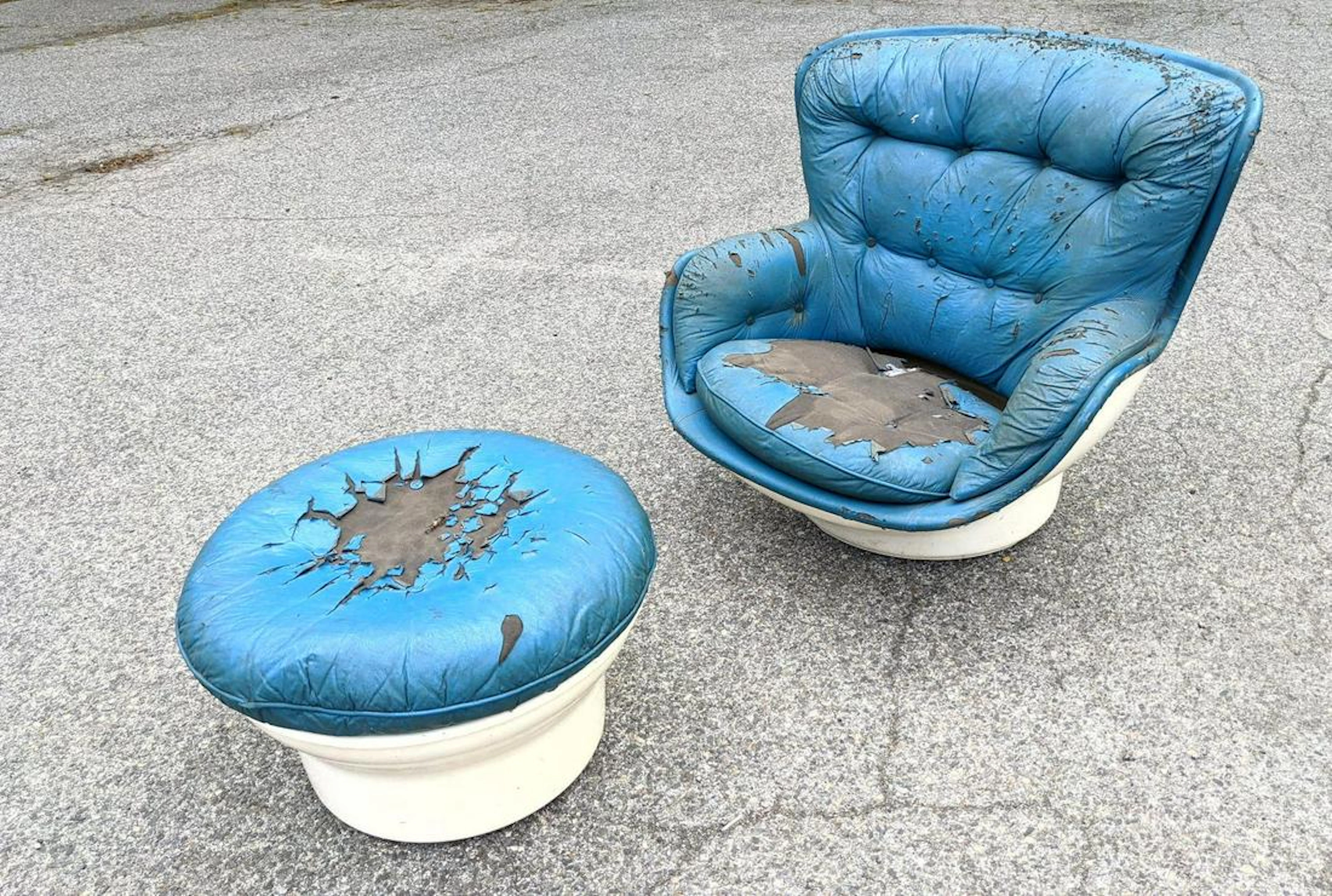 2pc Modernist Molded Shell Lounge Chair and Ottoman. Sw