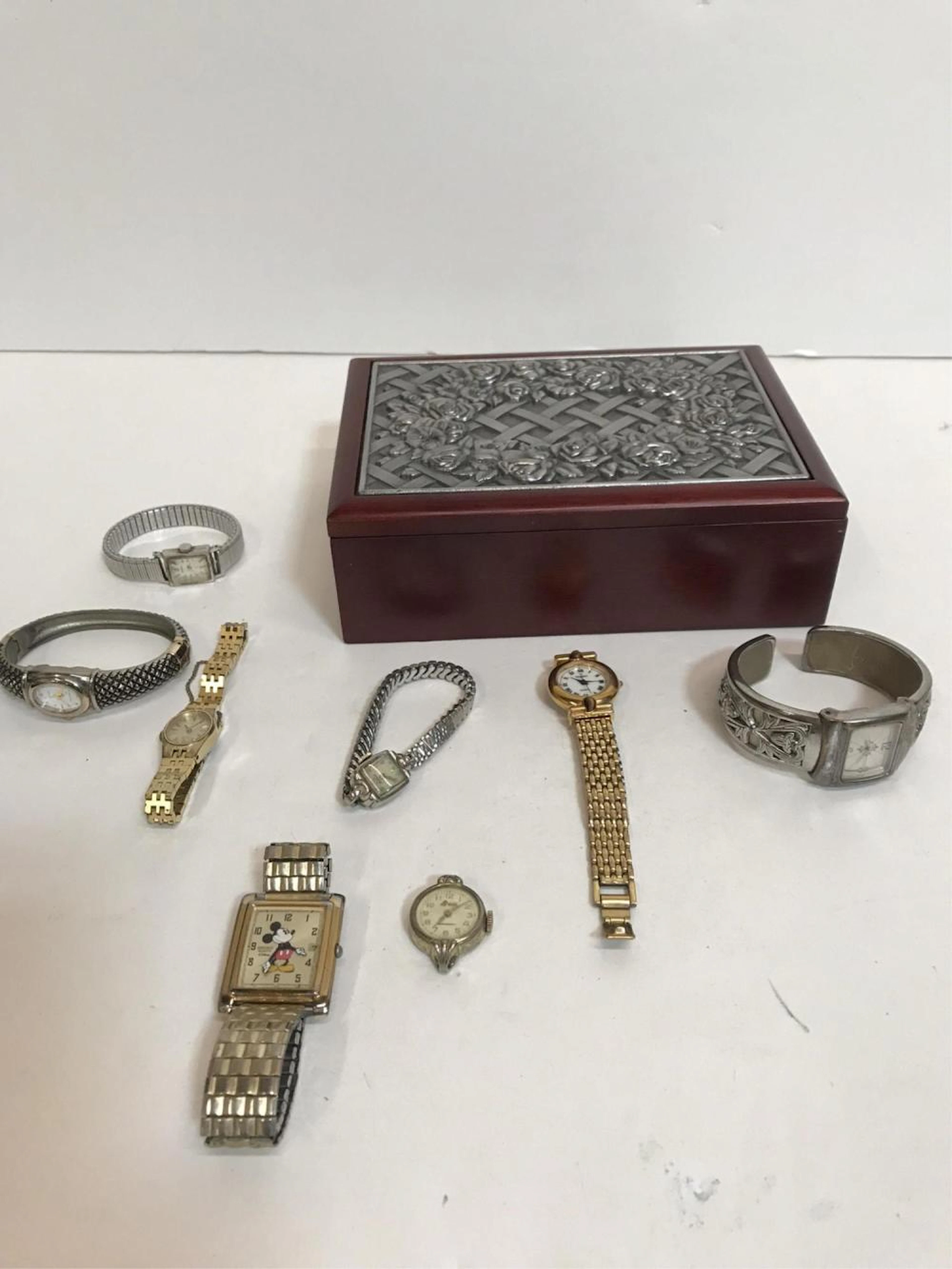 8 ASSORTED WOMEN'S WATCHES IN WOODEN CASE