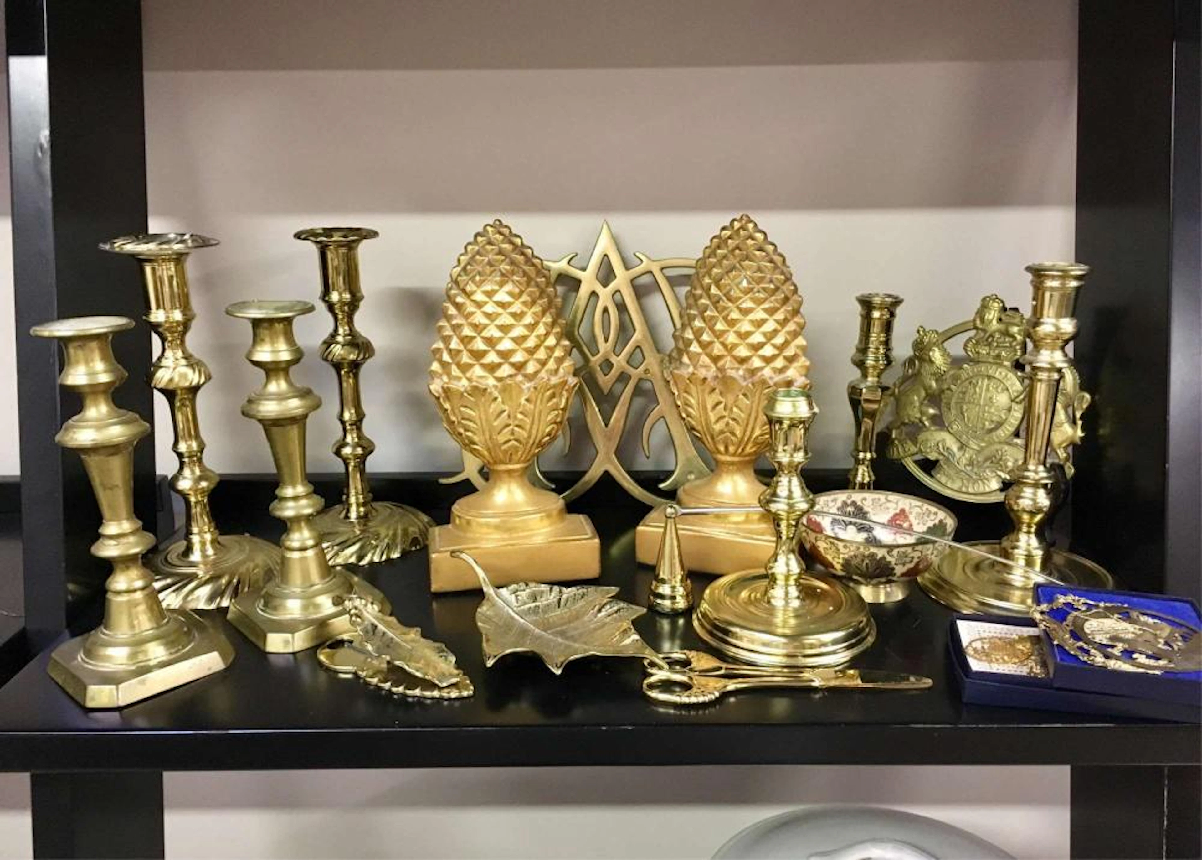 ASSORTED BRASS DECORATIVES & COMPOSITE BOOKENDS