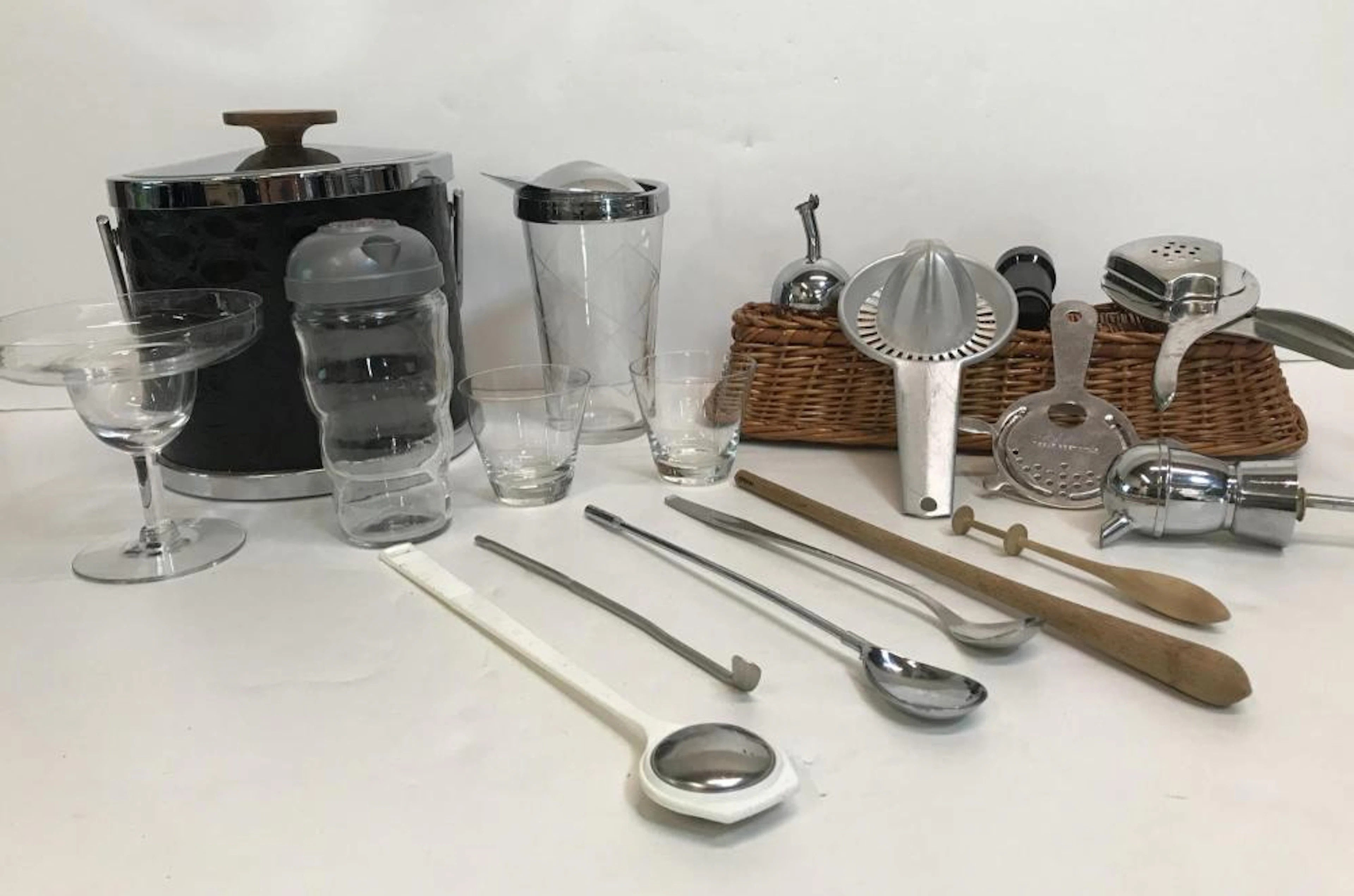18 PC. VINTAGE 1960's BAR SET WITH ACCESSORIES