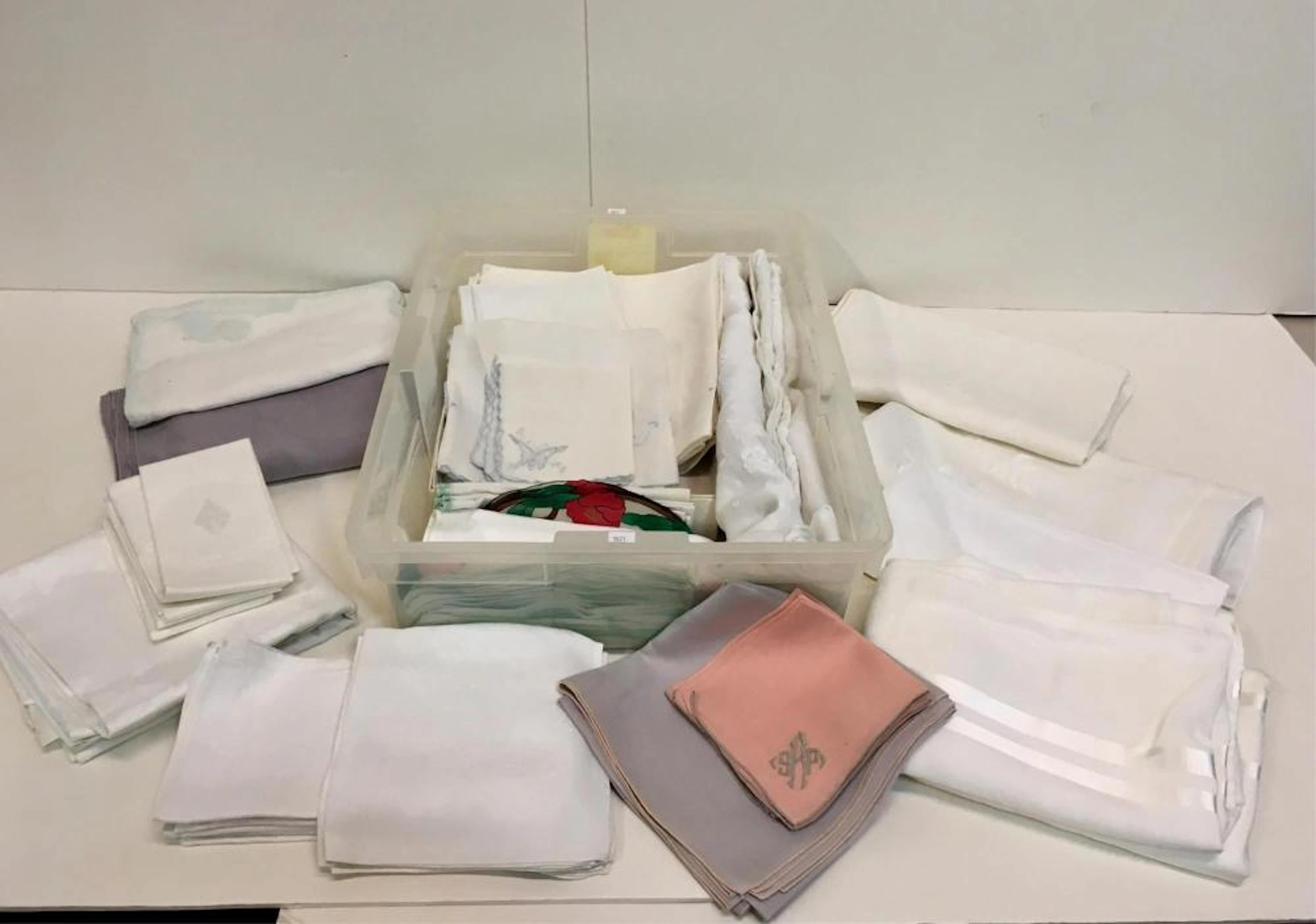 ASSORTED VINTAGE LINENS