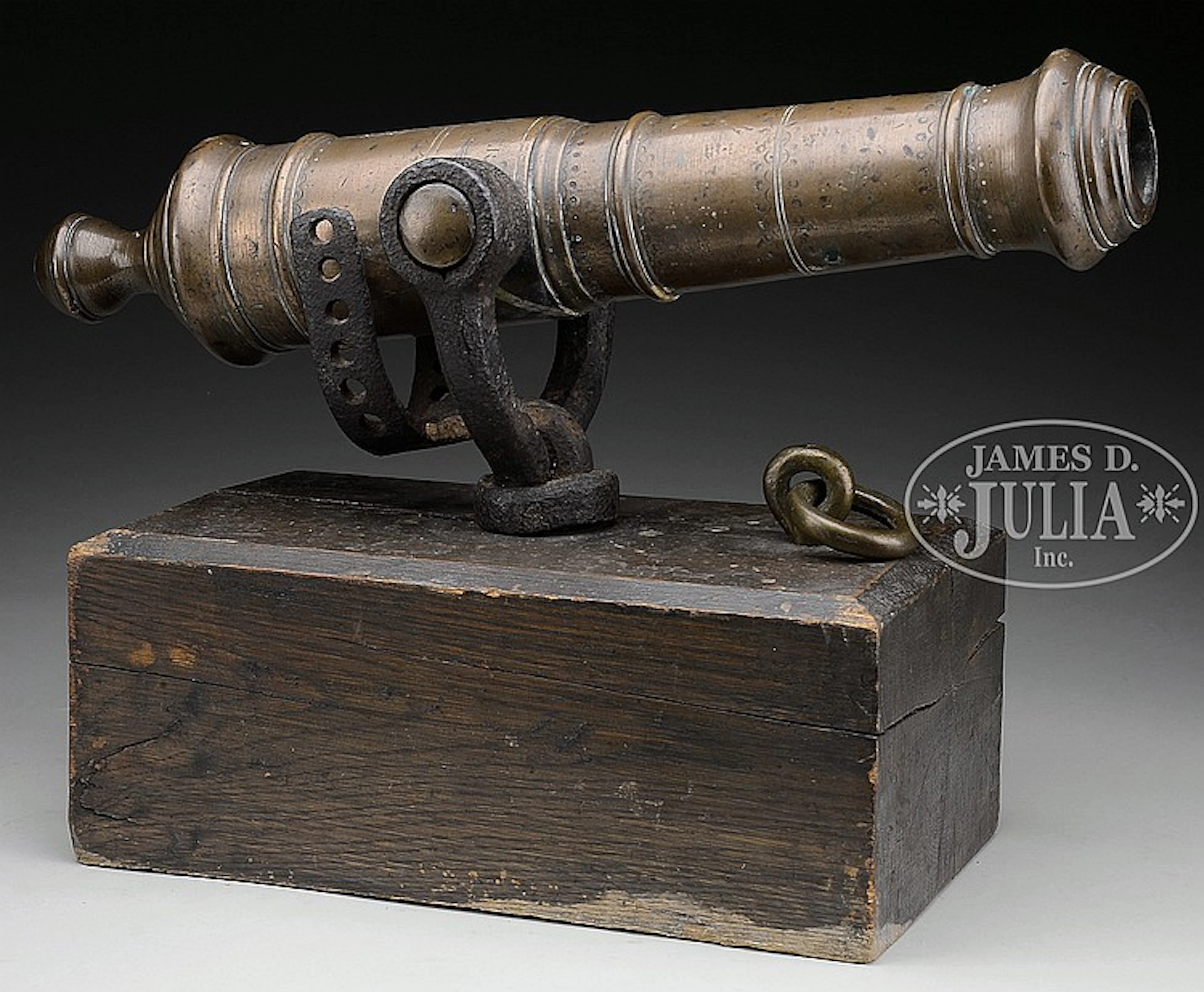 FANCY SMALL ENGLISH BRONZE SWIVEL GUN WITH ORIGINAL YOKE, CIRCA 1780.