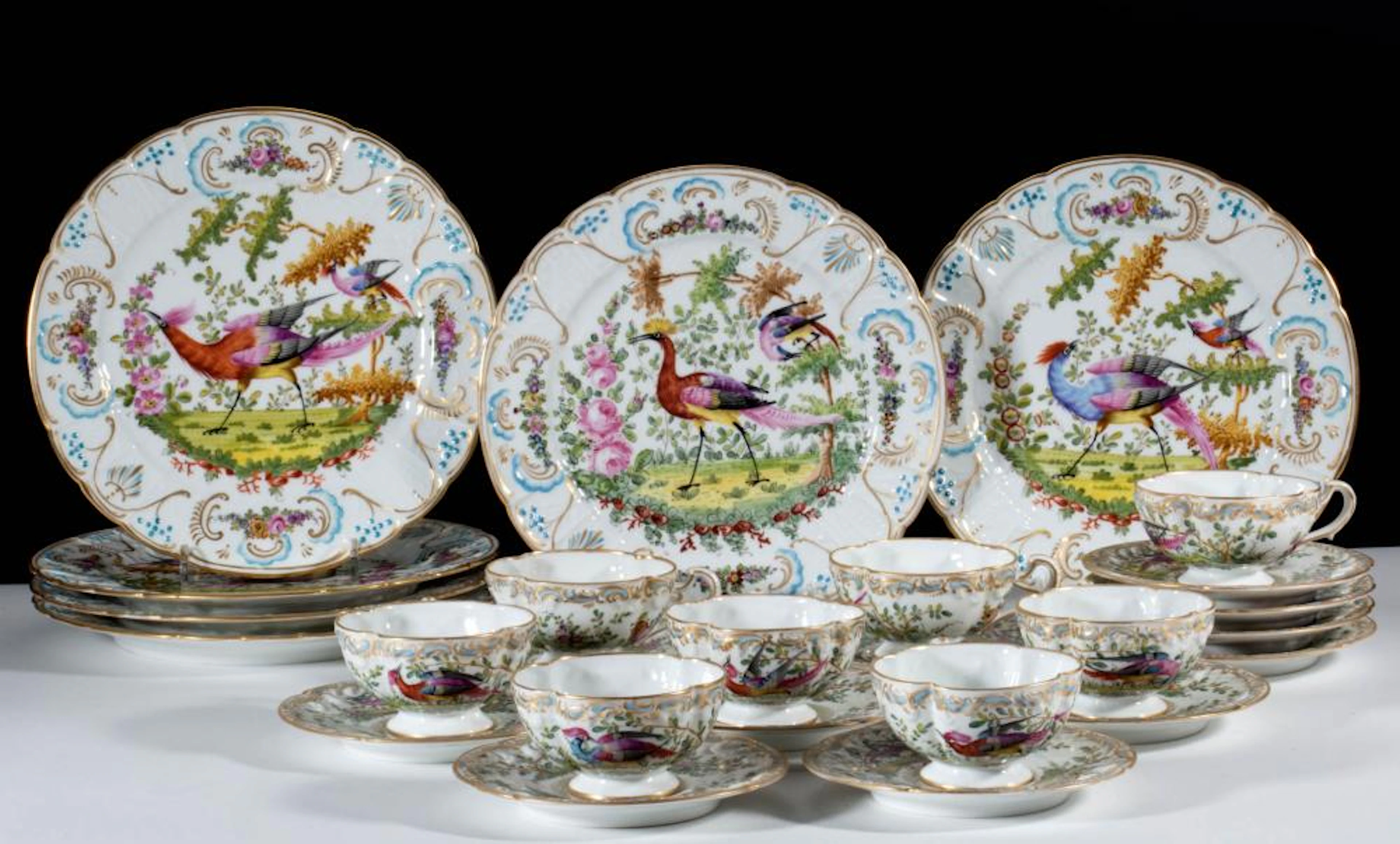 CONTINENTAL CHELSEA-STYLE PORCELAIN ARTICLES, LOT OF 25