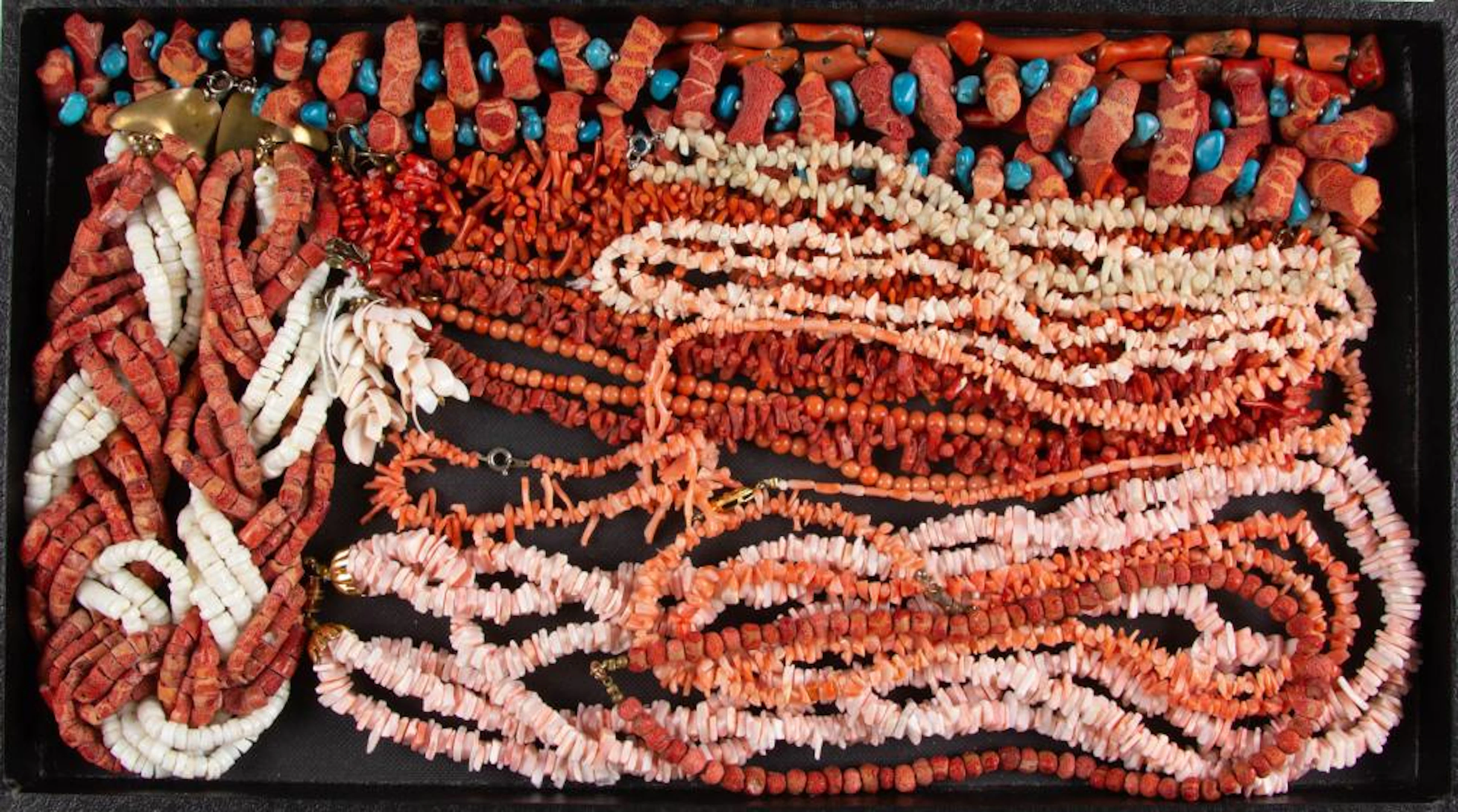 VINTAGE / CONTEMPORARY CORAL / CORAL-TYPE BEADED JEWELRY, LOT OF 18 PIECES