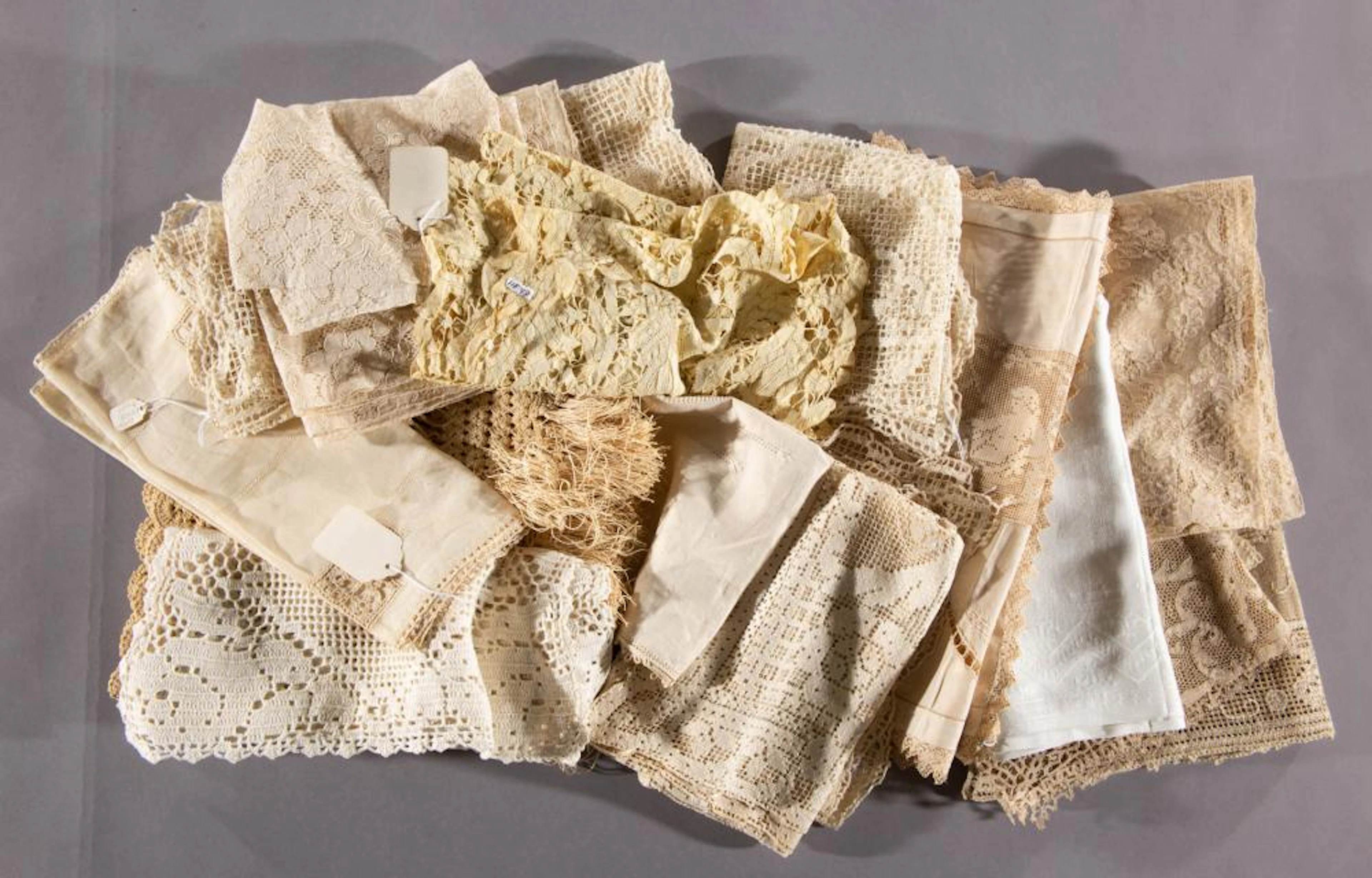 ANTIQUE / VINTAGE LACE AND OTHER TABLE RUNNERS / DRESSER SCARVES, LOT OF 18