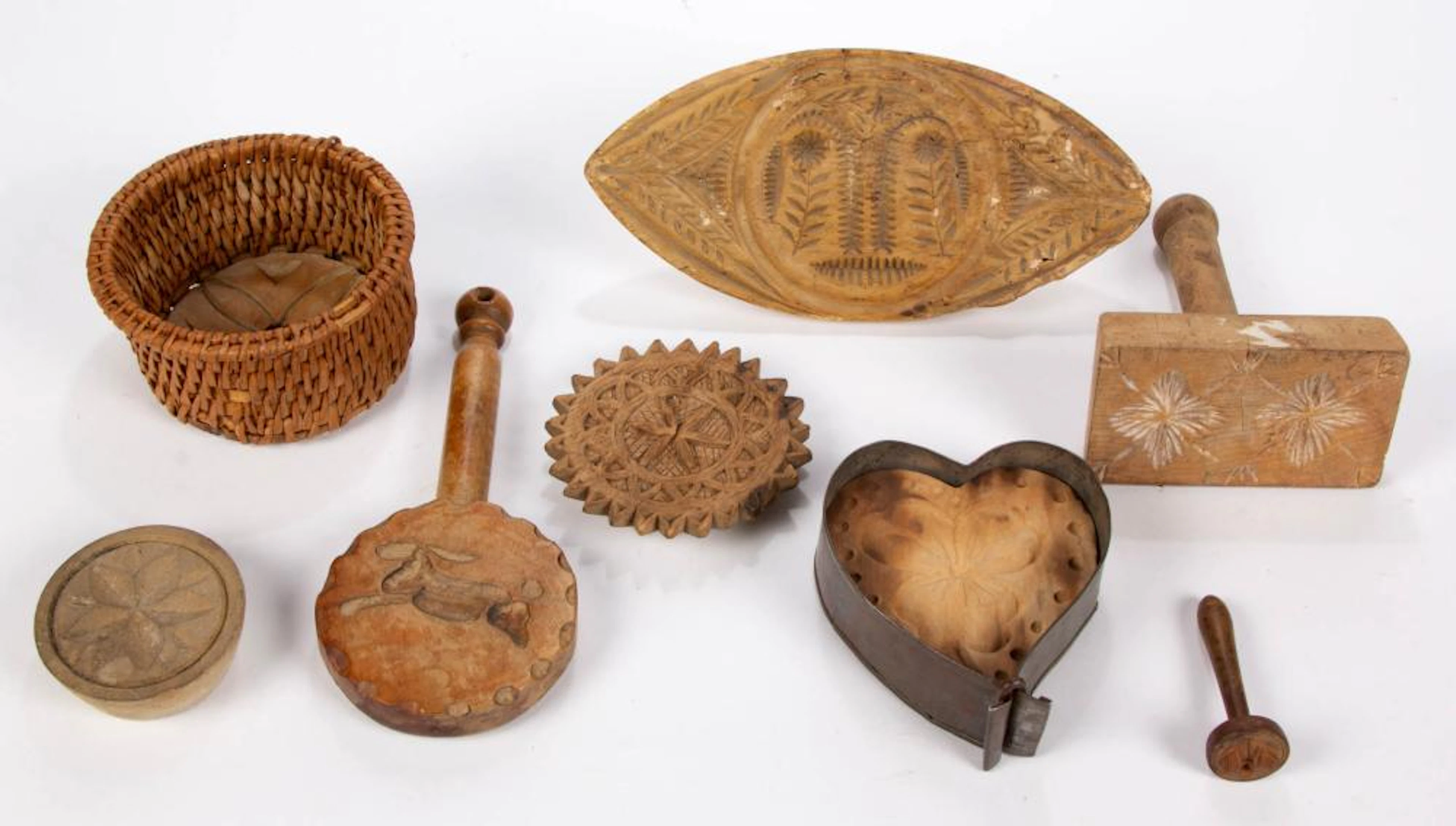 ASSORTED COUNTRY CARVED TREEN BUTTER PRINTS / MOLDS, LOT OF EIGHT